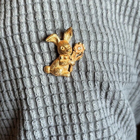 Vintage Avon Rabbit Pin - Picture 2 of 4